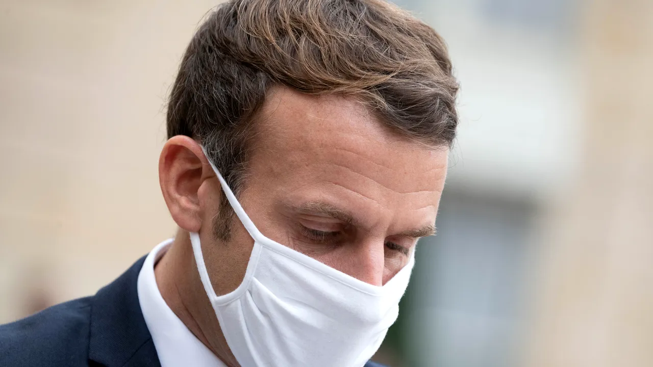 Emmanuel Macron cere vigilenţă sporită din cauza mutaţiei coronavirusului. Vaccinarea începe după Crăciun