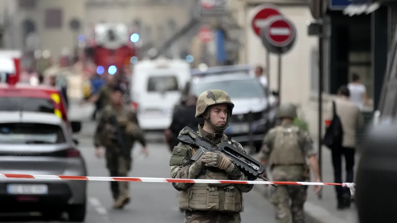 Numeroşi răniţi în urma unei explozii produse într-o clădire din Paris