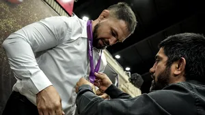 Un luptător iranian şi-a primit medalia olimpică de aur după 10 ani de aşteptare