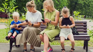 Generaţia Z, de la Zombi: Tineri mai puţin educaţi, deprimaţi, fără valori, dependenţi de tehnologie