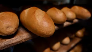 Analiză ZF: consumul de pâine scade per total, însă românii aleg tot mai multe produse artizanale