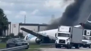 Un avion cargo al Amazon a luat foc după ce a depășit pista aeroportului din Miami