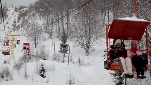 OFERTE DE SĂRBĂTORI: Staţiunea Straja, o atracţie pentru turiştii dornici să înveţe să schieze