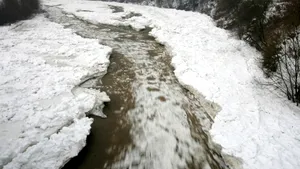 Autorităţile sucevene au decis dinamitarea unor aglomerări de gheţuri pe râul Bistriţa
