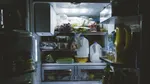 Nu este suficient să arunci alimentele expirate. Cât de des trebuie curățat frigiderul pentru a evita bacteriile și mucegaiul