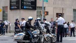 Un video publicat de procuratura din New Jersey arată cum poliţiştii împuşcă un bărbat de culoare, care îi ameninţa cu cuţitul