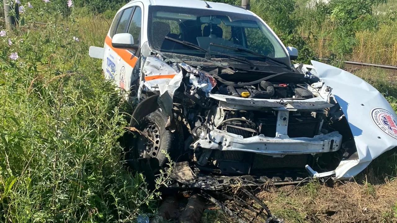 O ambulanţă a fost lovită de un tren cu pasageri, miercuri dimineaţă FOTO 