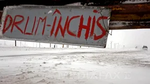 Vaslui: Trei drumuri judeţene, blocate în continuare de zăpadă, la două zile de la oprirea viscolului