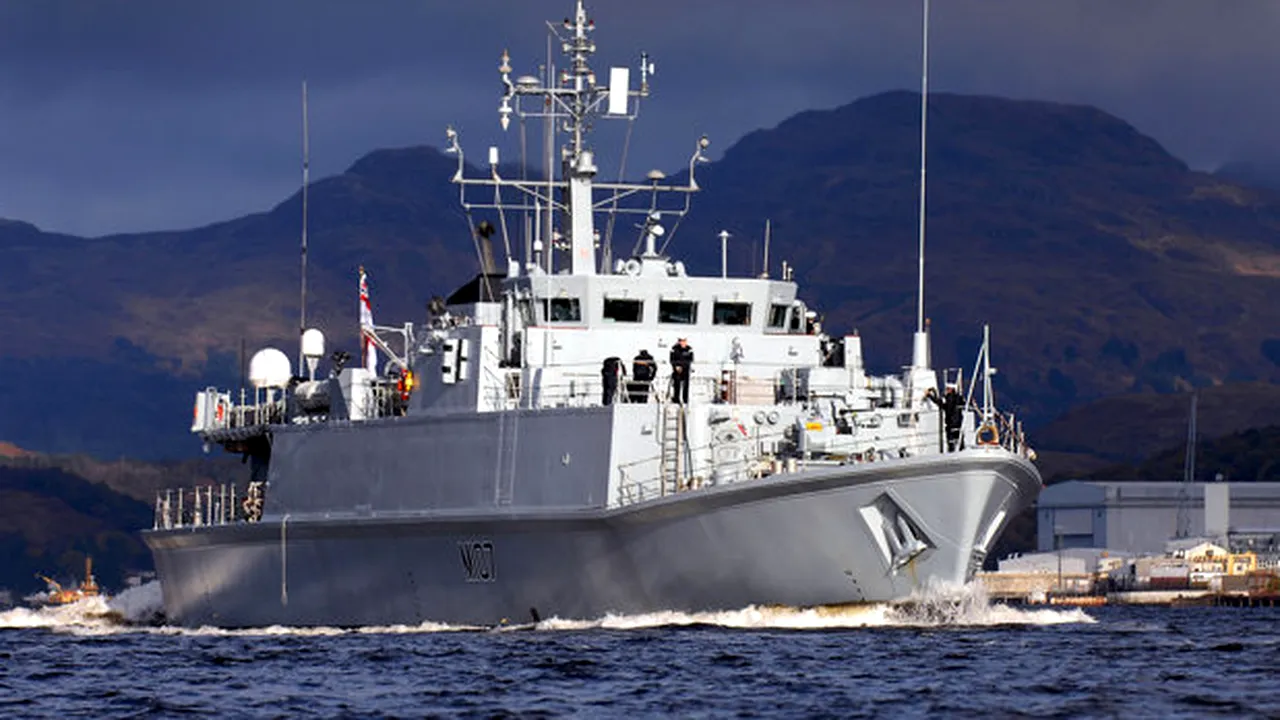 România a cumpărat două nave „vânător de mine” britanice, la mâna a doua, HMS Blyth şi HMS Pembroke. Preţul este trecut la „secret comercial”