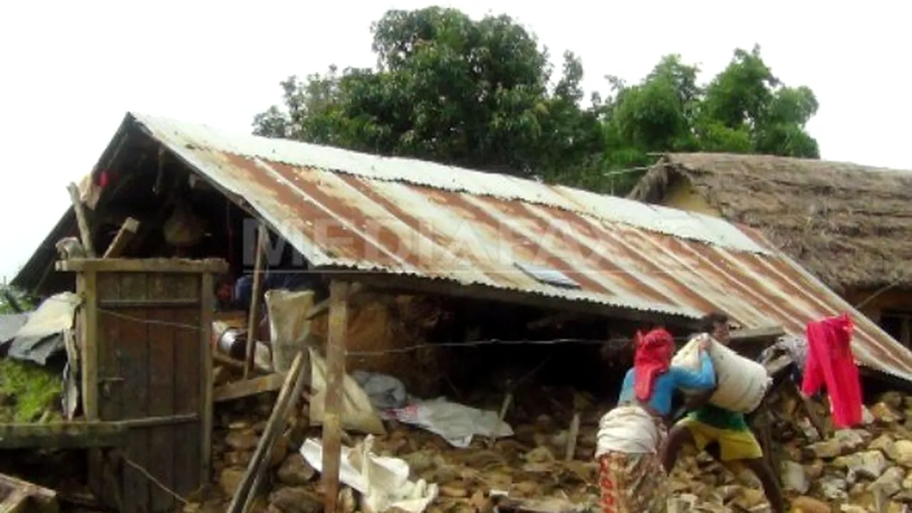 Cel puţin 66 de morţi şi peste 1.000 de persoane salvate în urma inundaţiilor din Nepal