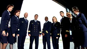 Designerii, provocaţi la concurs de creare a uniformelor pentru personalul TAROM