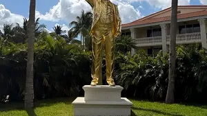 Donald Trump are statuie de 7 metri, acoperită cu aur. Unde a fost amplasată
