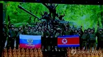 Fotografii cu Kim Jong-un care își prezintă omagiul soldaților nord-coreeni uciși în războiul din Ucraina, prezentate într-un show de gală