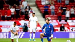 „Black Lives Matter”. Fotbaliştii englezi şi români au îngenuncheat înainte de meciul amical. Doi tricolori au refuzat să participe la gest
