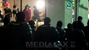 Un protestatar s-a urcat pe o maşină a Jandarmeriei, la Piaţa Revoluţiei