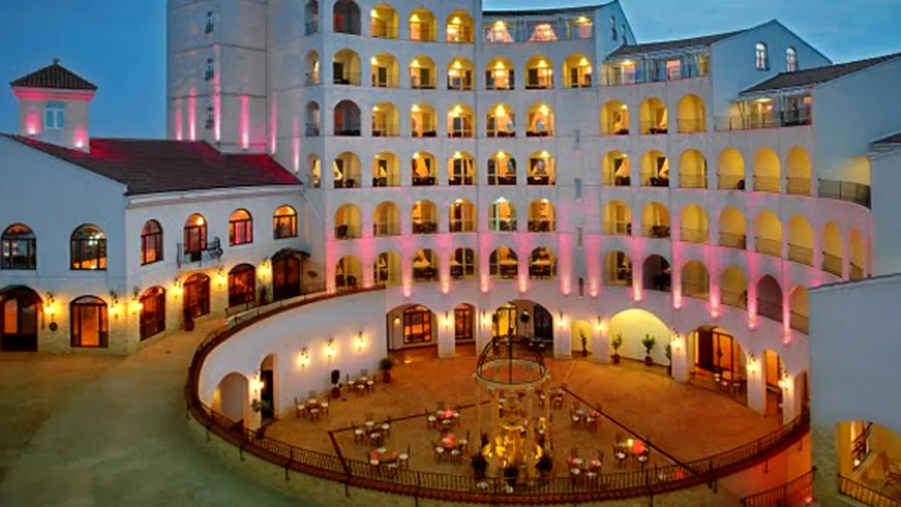 Un senator PSD şi un fost prefect au deschis un hotel de cinci stele pe litoral
