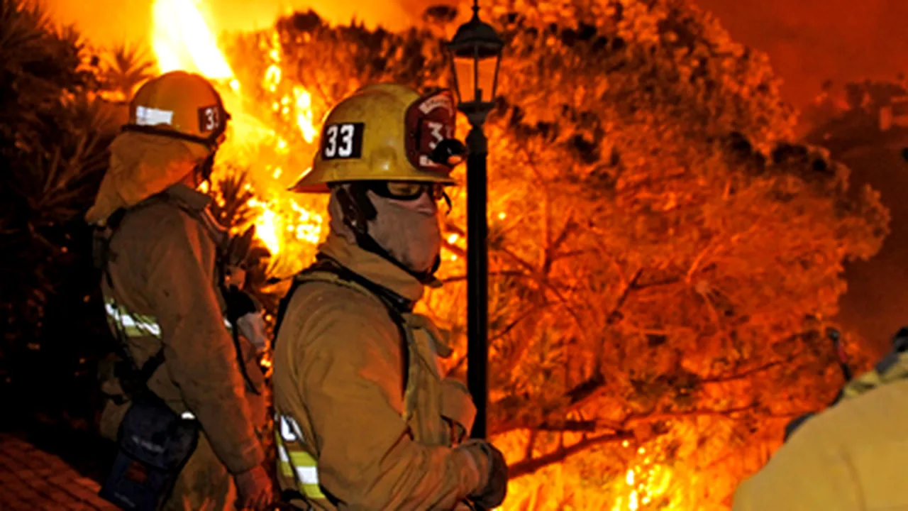 California: Zeci de mii de persoane evacuate din cauza incendiilor - VIDEO