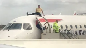 Activitatea unui aeroport din Londra, paralizată de activişti: Unul s-a urcat pe un avion, iar altul a forţat o aeronavă să revină pe pistă - FOTO, VIDEO