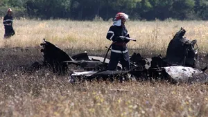 Un avion militar s-a prăbuşit la Craiova. Pilotul a murit, iar o altă persoană aflată la bord s-a catapultat - FOTO