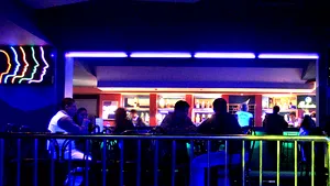 Senat: Minorii până în 16 ani nu mai au voie să intre neînsoţiţi  în cluburi, baruri şi discoteci