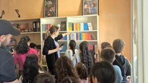 O donație de cărți a adus bucurie pentru 1.300 de copii din trei școli din Augustin, Homorod și Rupea