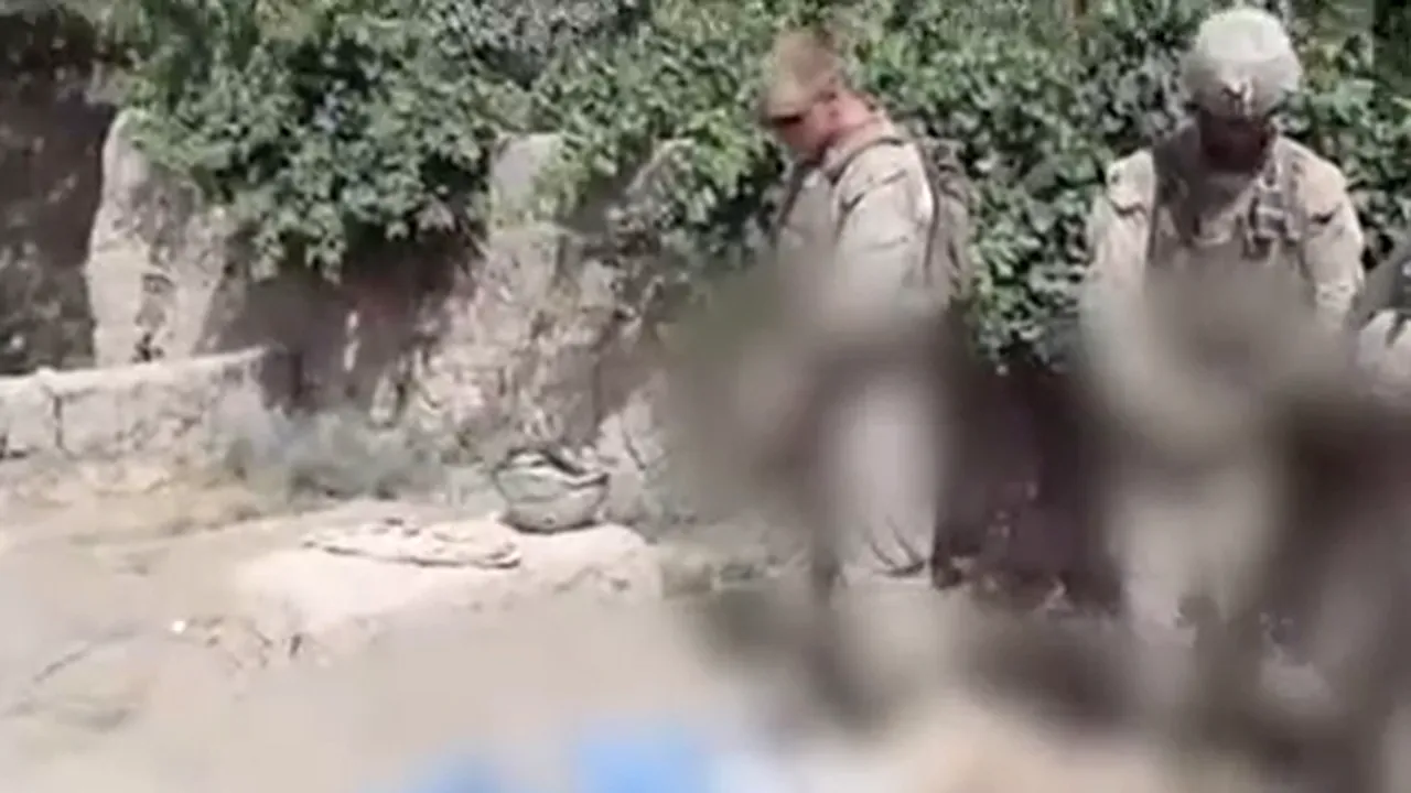 Militarii surprinşi într-o înregistrare video urinând pe cadavrele unor afgani au fost identificaţi - VIDEO