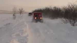 Intervenţii prin nămeţi cu autoşenilata: Fetiţă de 2 ani cu febră mare, preluată de pompieri pentru a ajunge la spitalul din Slatina