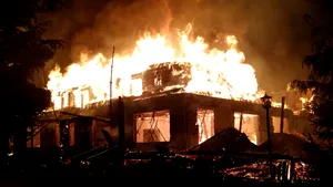 VIDEO Incendiu la cea mai veche cabana din zona de vest a Văii Jiului/  20 de pompieri militari au intervenit cu trei autospeciale 