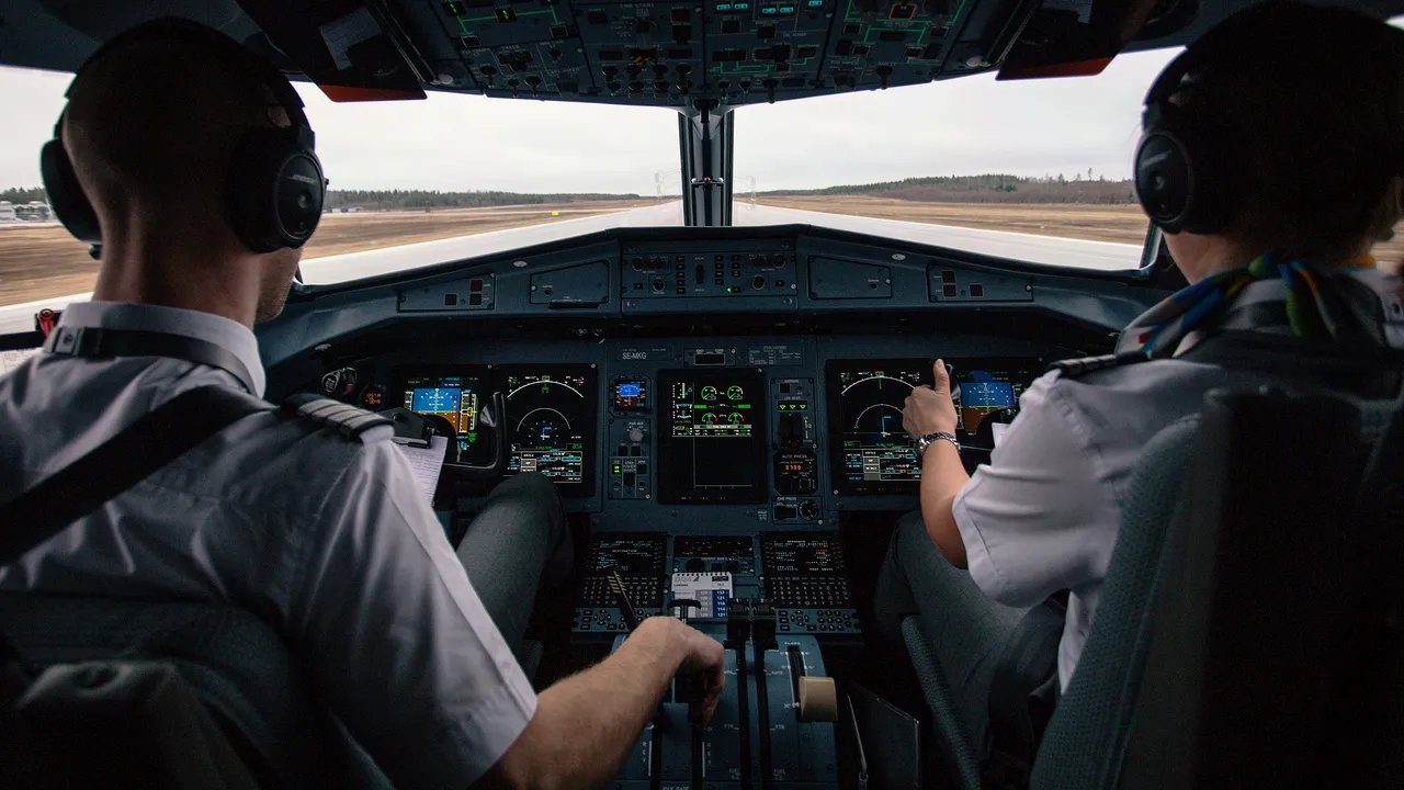 Aterizare de URGENŢĂ, după ce un pilot a vărsat cafea pe panoul de control al avionului/ SUTE de oameni se aflau la bord