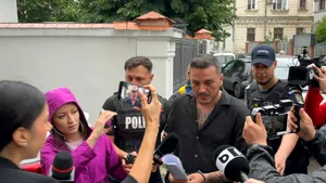Influencerul Makaveli, întrebat de ce nu a declarat veniturile: „Nu am avut timp”. Adus în cătușe la Parchet pentru audieri