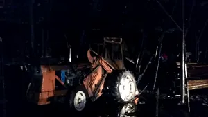  Foc izbucnit la un gater din Gorj, unde o cantitate importantă de lemn este cuprinsă de flăcări