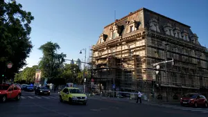 ALERTĂ în Capitală: Un bărbat s-a urcat pe acoperişul fostului Casino Victoria şi a ameninţat că se sinucide
