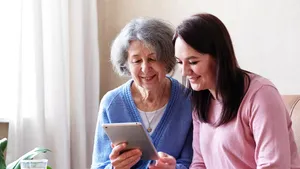 SeniorHelp, cea mai amplă platformă online de cămine și servicii pentru vârstnici din România: după cazul Dumbrava, sute de căutări și solicitări din 34 de județe. Familiile cer preț și transparență, iar legislația pentru furnizorii privați a devenit subiect național (P)