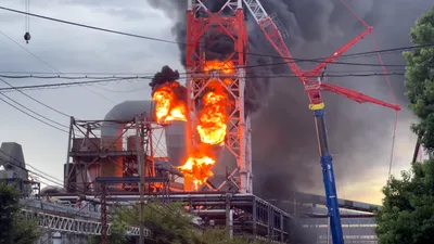 VIDEO Incendiu la o fabrică de hârtie din Japonia. Un coș de fum avariat a luat foc în timpul demolării