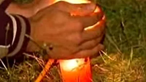 Tânăr mort ţinut 6 ore în câmp pentru a veni o maşină care să-l ducă la morgă (Video)