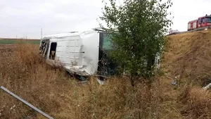Microbuz răsturnat pe Autostrada Soarelui, în urma unui accident: Şapte persoane au fost rănite/ Poliţie: Şoferul microbuzului a adormit la volan/ FOTO
