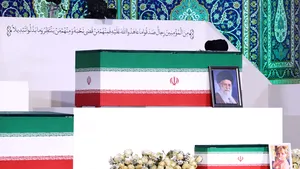 Iranul își conduce pe ultimul drum liderul suprem. Ceremonii uriașe pentru Ali Khamenei
