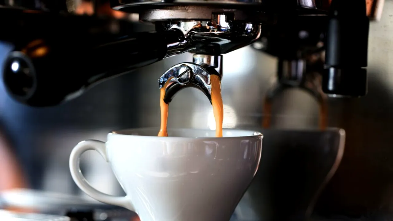 Semnele că bei prea multă cafea. La ce simptome să fii atent