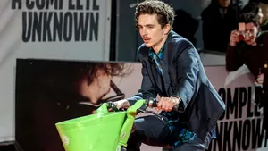 Timothée Chalamet, amendat după ce şi-a parcat bicicleta pe covorul roşu la premiera noului său film