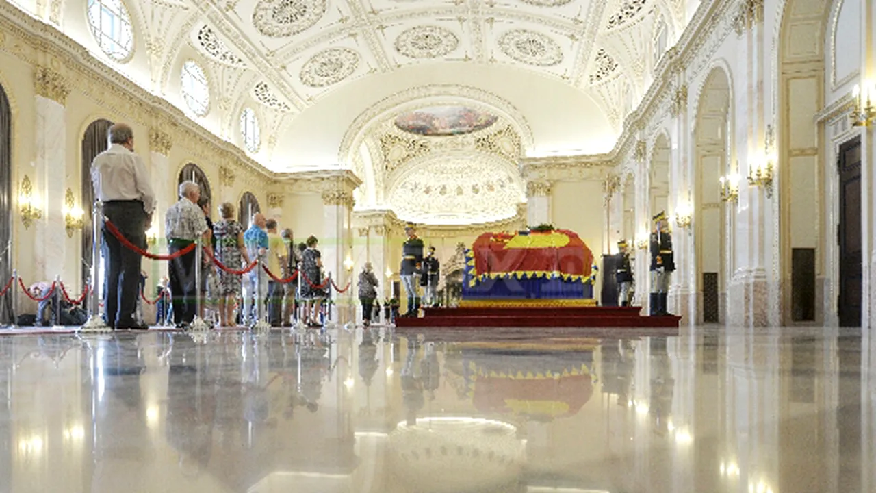 Sute de oameni aduc un ultim omagiu Reginei Ana, la Palatul Regal - FOTO, VIDEO