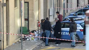EXPLOZIE la o secţie de poliţie din Italia: O bombă artizanală a fost detonată. Cel puţin o persoană a fost rănită - FOTO