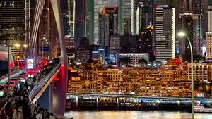 Orașul 8D din China, unde parterul este la etajul 20. Atracțiile care sfidează logica urbană