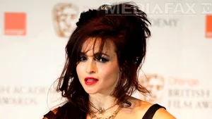 Helena Bonham Carter a fost decorată de regina Elizabeth a II-a, la palatul Buckingham