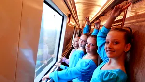 Balet real pe calea ferată. Spectacol involuntar, dat de micile balerine, după o călătorie de 17 ore cu trenul, pe un traseu de 500 km