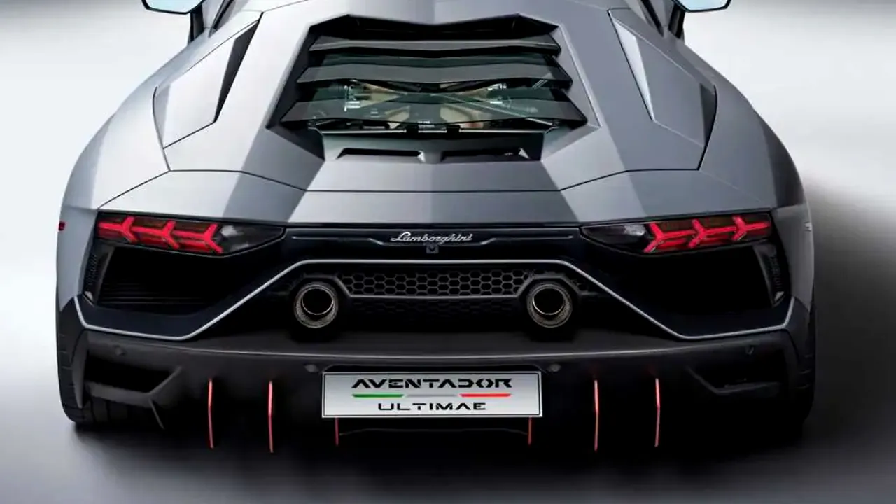 Lamborghini şi Lotus au anunţat lansarea ultimelor maşini pe benzină
