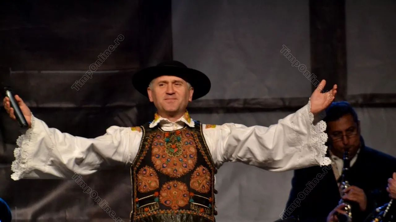 Preotul Pomohaci, implicat într-un scandal sexual cu minori, a cântat pe scenă la zilele unei comune din Bihor: 