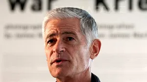 Fotojurnalistul american James Nachtwey a suferit răni uşoare, după ce a fost împuşcat la Bangkok