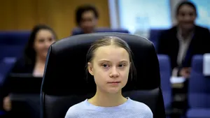 Greta Thunberg critică dur industria modei. Activista spune că nu a mai cumpărat haine de 3 ani şi că preferă să le împrumute 