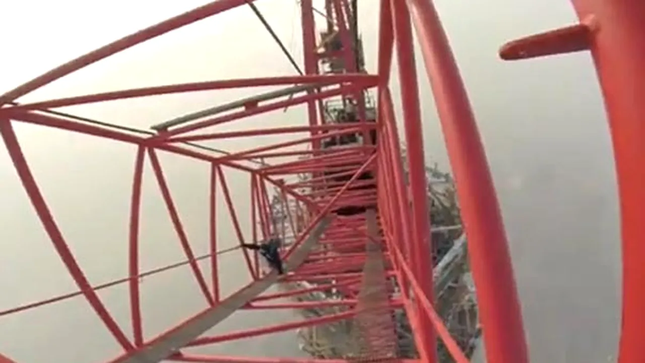 Cum se vede lumea de pe a doua cea mai înaltă clădire de pe pământ: Doi tineri din Rusia au urcat pe Turnul Shanghai şi au filmat experienţa - VIDEO