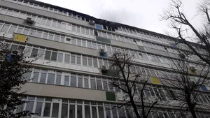 INCENDIU într-un bloc de pe Bulevardul Ion Mihalache din Capitală/ ISU: Un locatar a fost găsit mort | FOTO